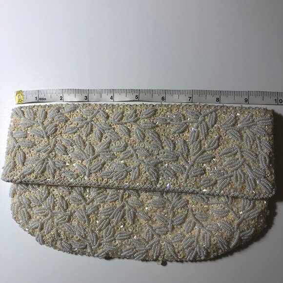 Own a Piece of Elegance: Vintage Hand-Beaded Clutch Purse - Picture 7 of 9